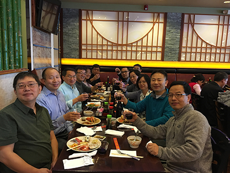 下届SAPA会长刘建博士（左），，，，，，，威客电竞新泽西客户总监王建锋博士（右5）等专家碰杯庆佳节