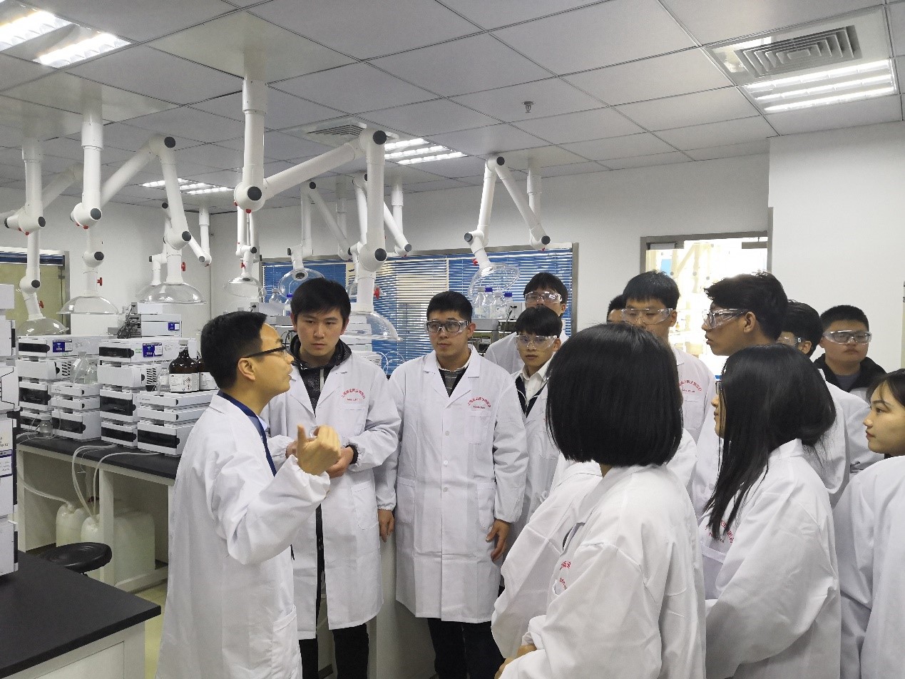 走进威客电竞，，，，，，与学子共话生长