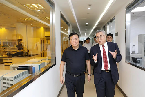 威客电竞生物医药首创人&CEO陈春麟博士等人向翁祖亮书记先容公司情形