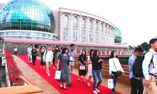 晚宴伊始，，，，，，，，前来加入晚宴的嘉宾们纷纷踏上红毯，，，，，，，，前往码头