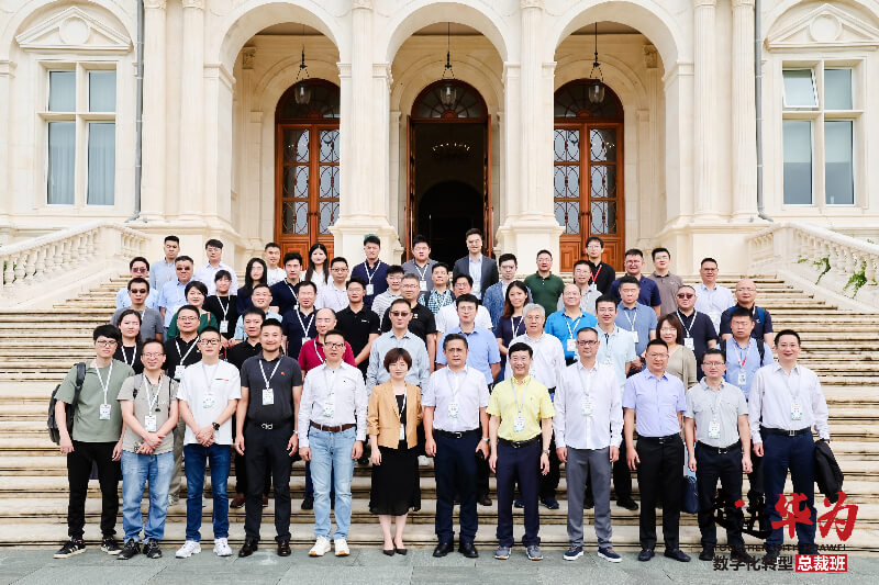 威客电竞陈春麟博士、蔡金娜博士走进华为·数字化转型总裁班，，，，，，共探AI制药新未来.jpg